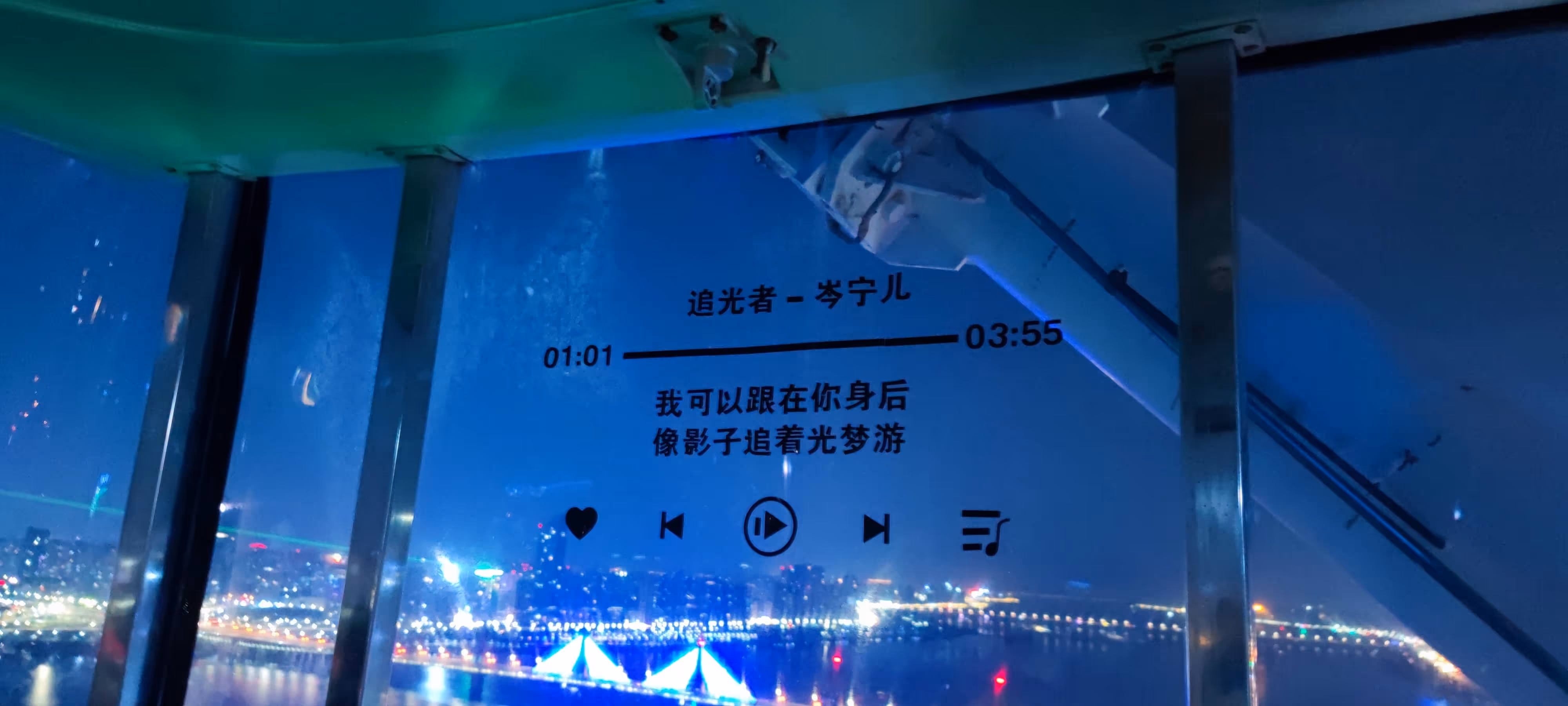 摩天轮舱内 摩天轮舱内