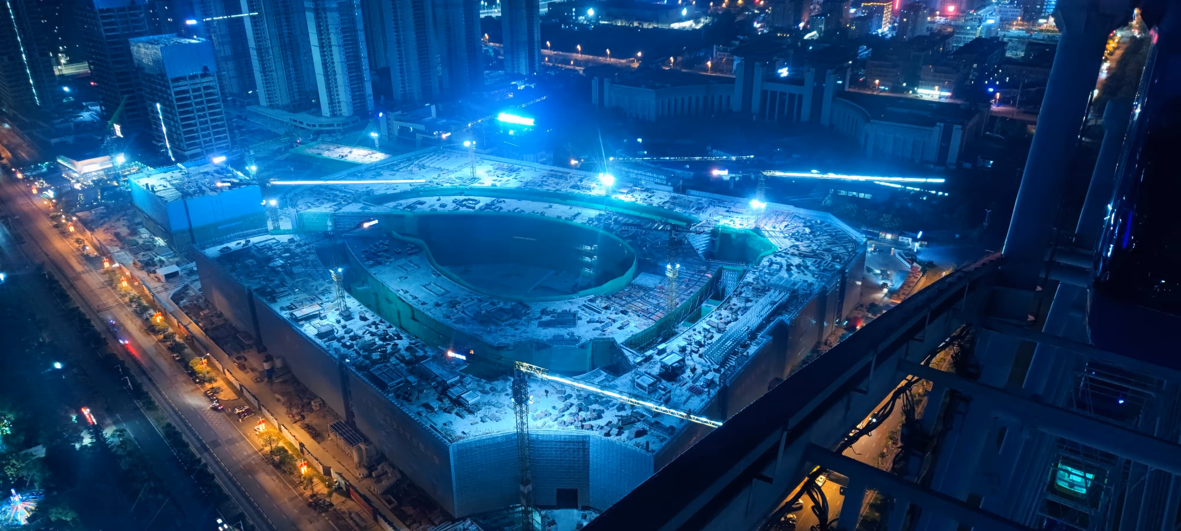 这个角度看过去,屋顶像是堆满了落雪一样 这个角度看过去,屋顶像是堆满了落雪一样