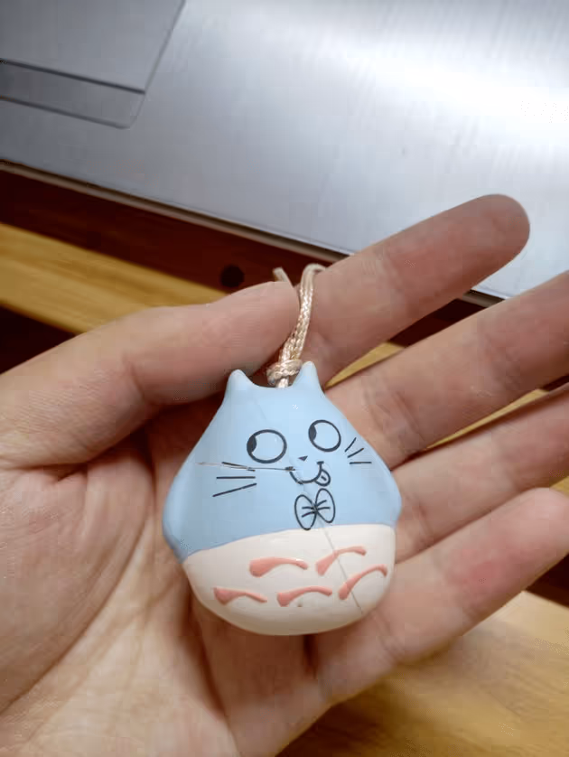 和女友一起买的小挂饰,意外摔裂了,用胶水修补了一下,可惜是后来搬家的时候彻底将其弄碎了。