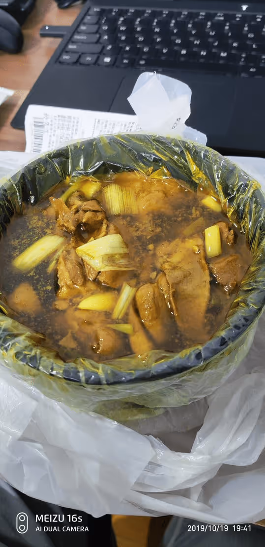 拍摄于两年前,那个时候虽然忙碌,虽然有可能加班,但也很快乐呀,电脑上插着接收器,估计当时我是在玩游戏吧。