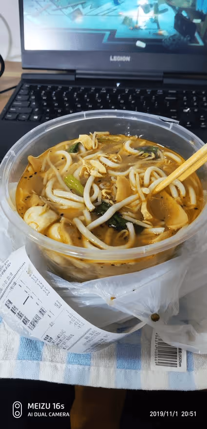 这家大理寺米线特别好吃,和大连的灵芝妹子不相上下。