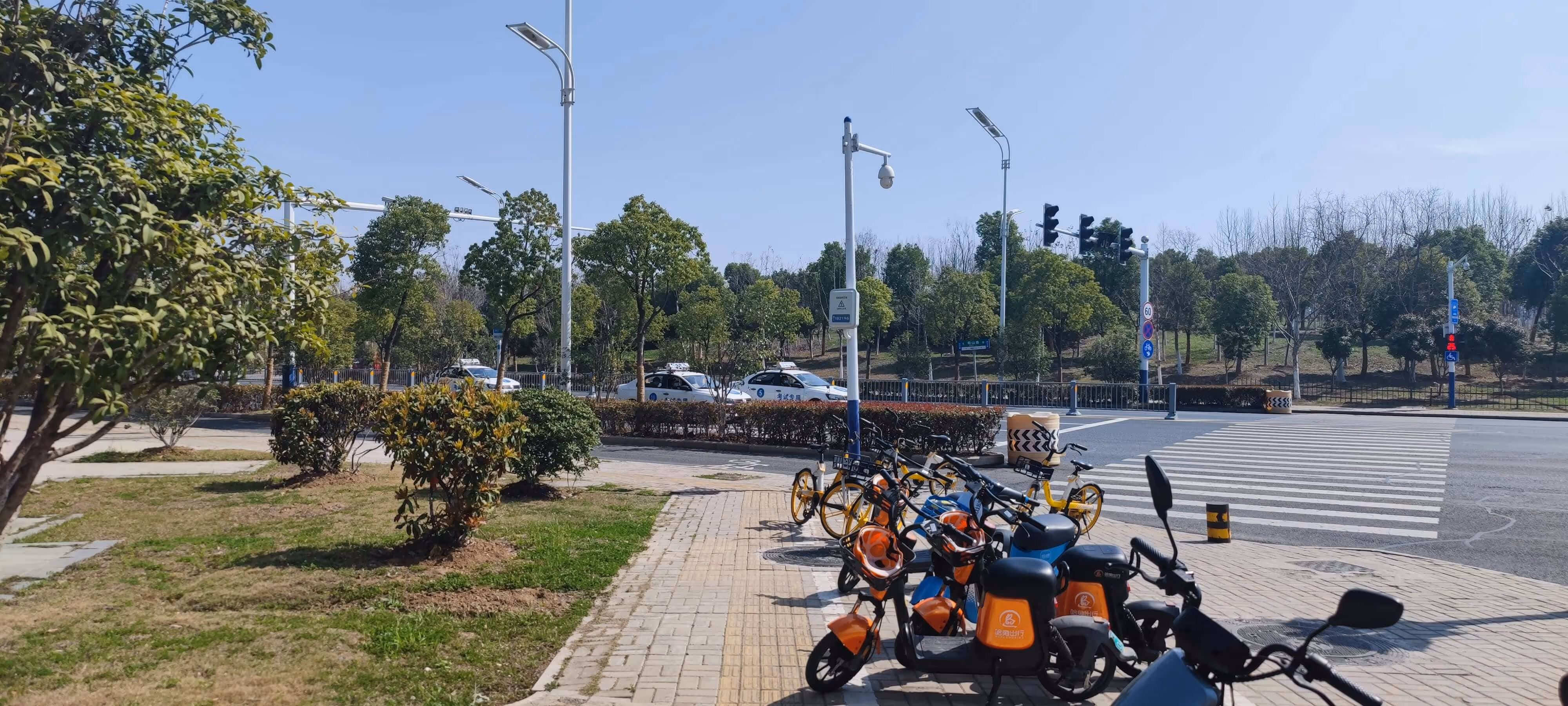 考试路线很偏僻,社会车辆不多 考试路线很偏僻,社会车辆不多