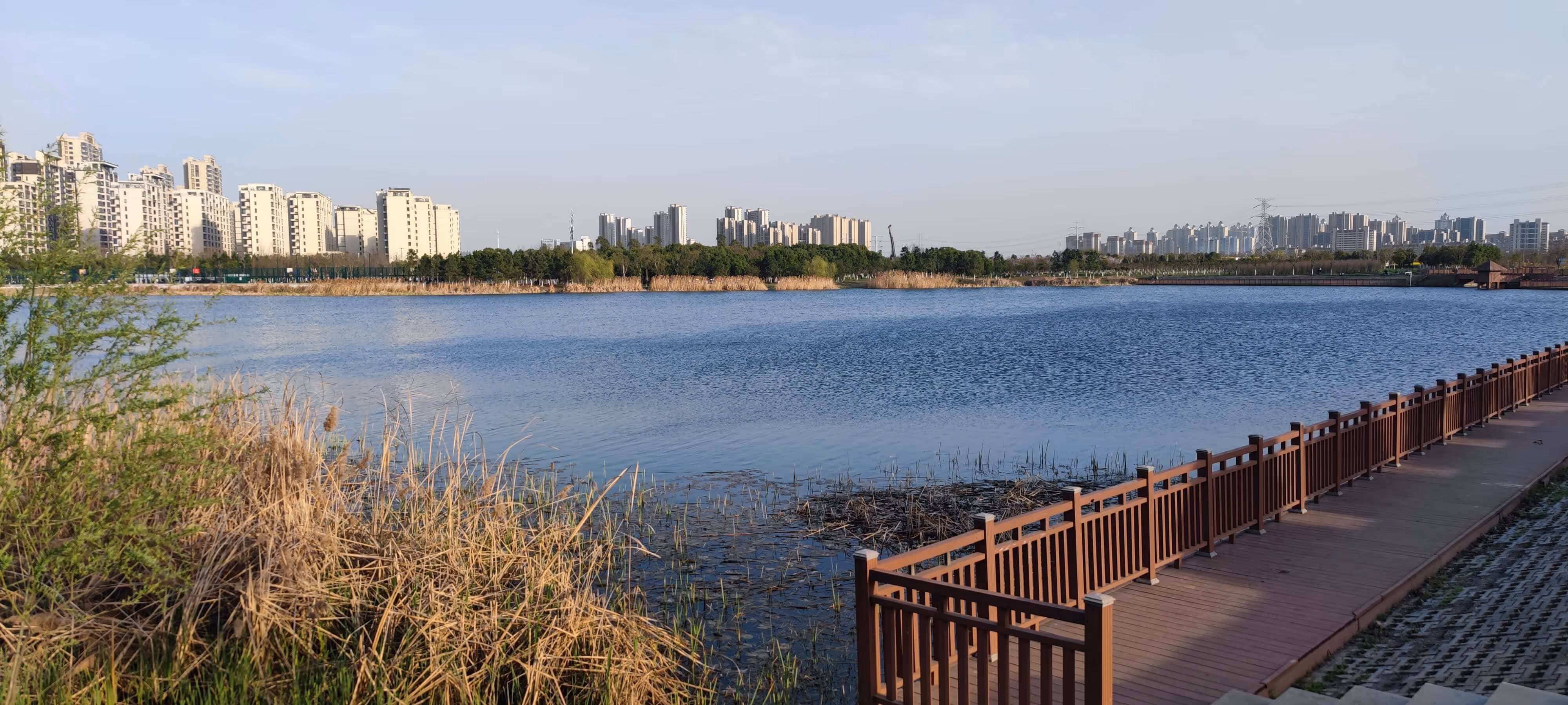 附近是一个体育公园,面积不小 附近是一个体育公园,面积不小